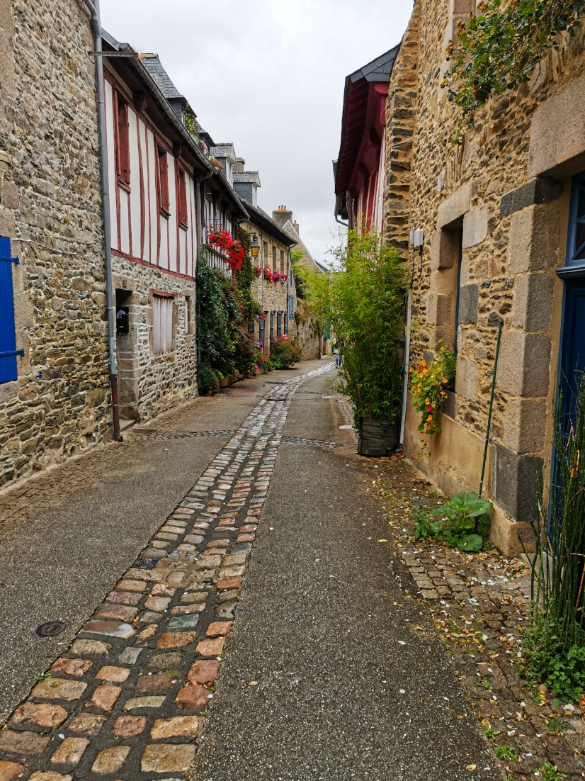 Tréguier Einst Bischofssitz und Heimat des Schriftstellers Renan