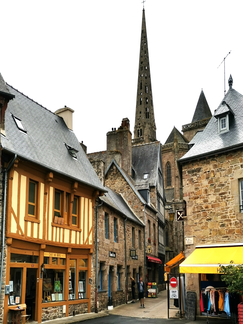 Tréguier Einst Bischofssitz und Heimat des Schriftstellers Renan